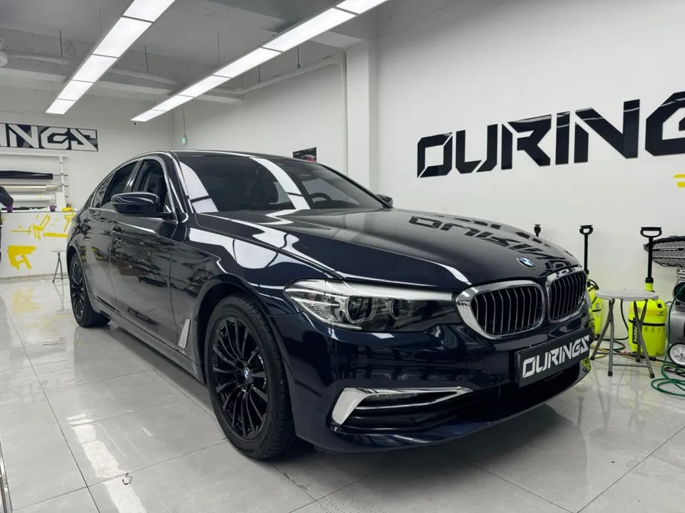 BMW 5 Series G30 カーラッピング事例:サテンブラックで高級感アップ 施工写真 2-1