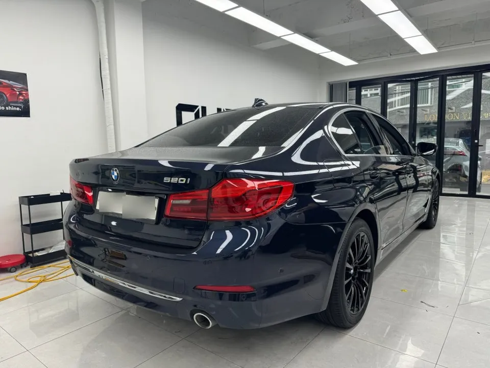 BMW 5 Series G30 カーラッピング事例:サテンブラックで高級感アップ 施工写真 3-1