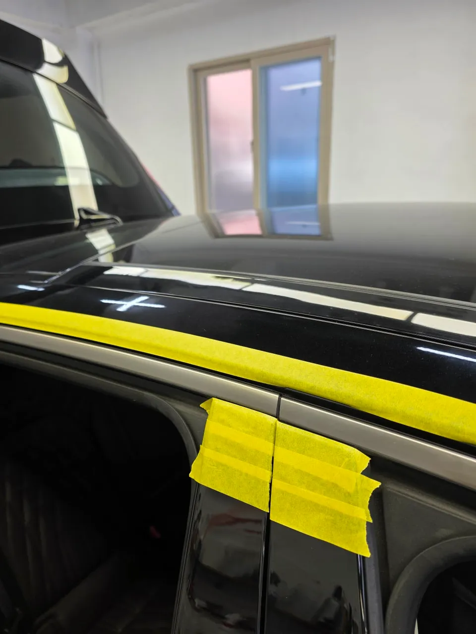 Kia Stingerのカーラッピング事例|クロームパーツをブラック化 施工写真 4-2