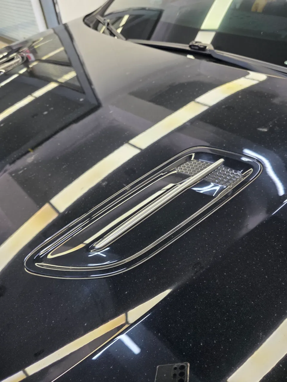 Kia Stingerのカーラッピング事例|クロームパーツをブラック化 施工写真 1-3