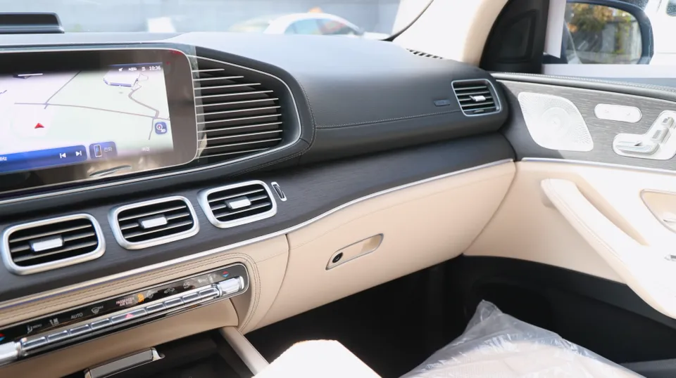 Mercedes-Benz GLE 450 ambient lighting - Mercedes-Benz GLE 450 Ambient Lighting Upgrade: Seamless Interior photo 3