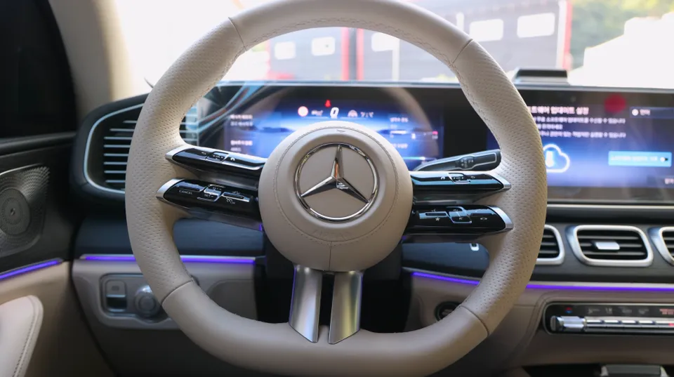 Mercedes-Benz GLE 450 ambient lighting - Mercedes-Benz GLE 450 Ambient Lighting Upgrade: Seamless Interior photo 4