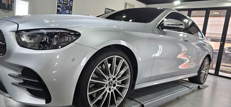 Mercedes-Benz E-Classのガラスコーティング事例|費用目安・仕上がり 施工写真 2-3