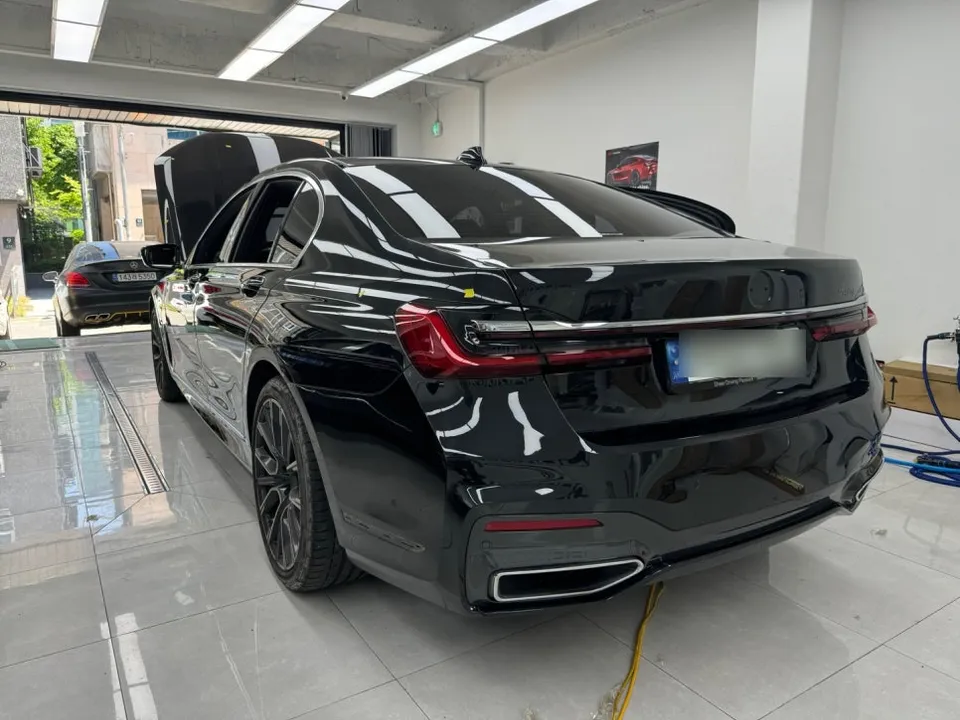 BMW 7 Seriesのカーラッピング事例|高光沢フィルムの魅力 施工写真 2-1