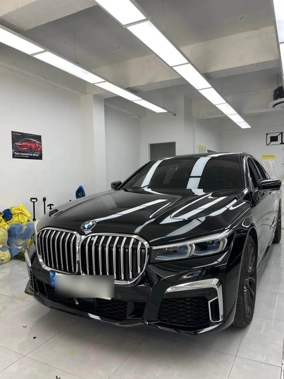 BMW 7 Seriesのカーラッピング事例|高光沢フィルムの魅力 施工写真 3-1