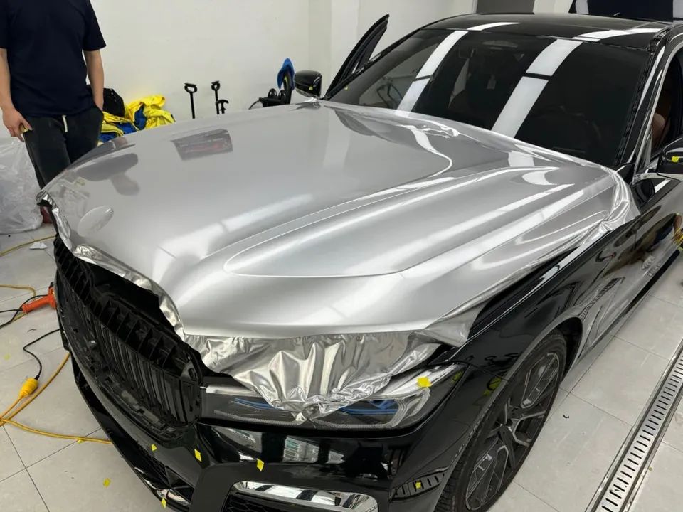BMW 7 Seriesのカーラッピング事例|高光沢フィルムの魅力 施工写真 2-2