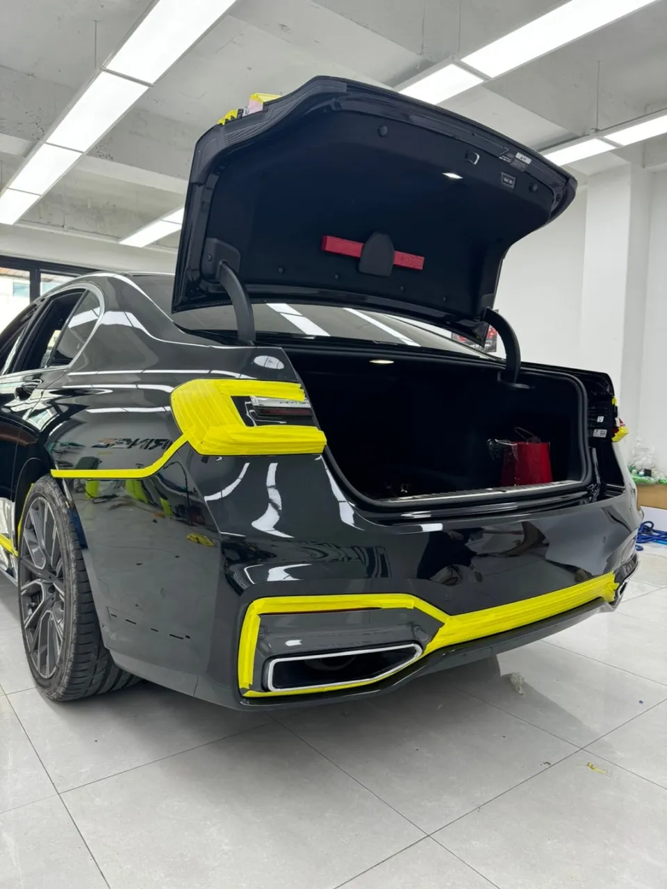 BMW 7 Seriesのカーラッピング事例|高光沢フィルムの魅力 施工写真 3-2
