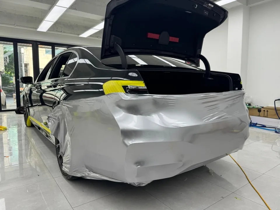 BMW 7 Seriesのカーラッピング事例|高光沢フィルムの魅力 施工写真 1-3