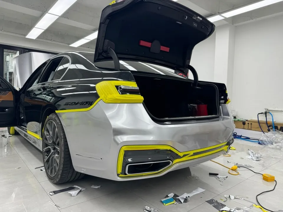 BMW 7 Seriesのカーラッピング事例|高光沢フィルムの魅力 施工写真 2-3