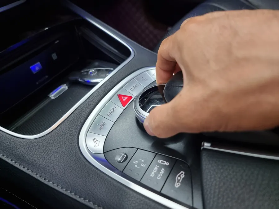 Mercedes-Benz S-Class W222のAndroid Auto・CarPlay取付事例 施工写真 3-1