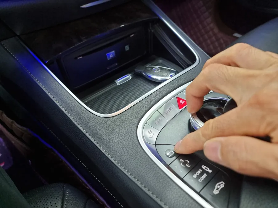 Mercedes-Benz S-Class W222のAndroid Auto・CarPlay取付事例 施工写真 4-2