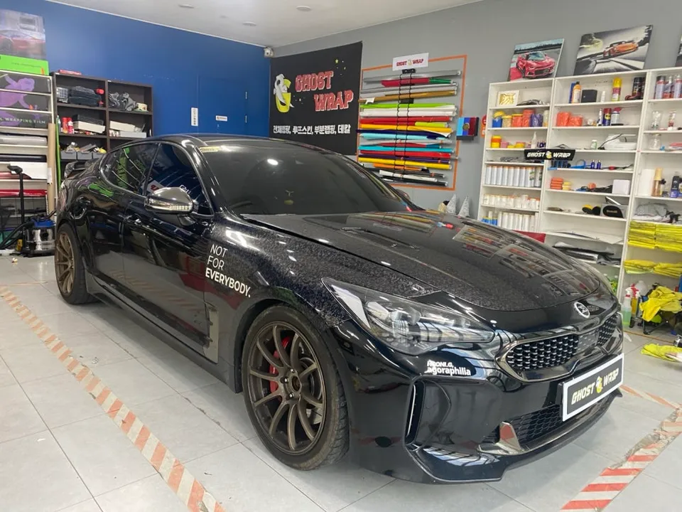 Kia Stingerのカーラッピング事例|費用目安・仕上がり 施工写真 2-1
