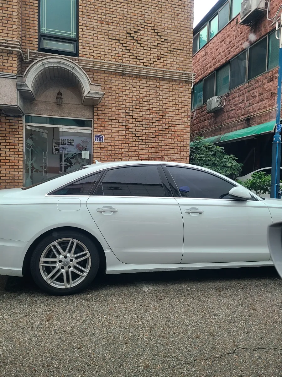 Hyundai Azeraのカーフィルム施工事例|断熱・UVカット効果 施工写真 4-1