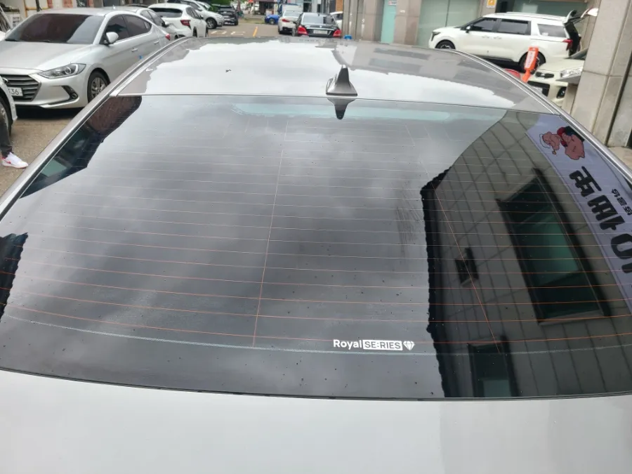 Hyundai Azeraのカーフィルム施工事例|断熱・UVカット効果 施工写真 3-2