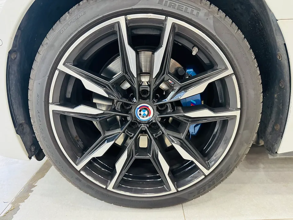 BMW i4 カーラッピング事例|費用目安・仕上がり 施工写真 1-3