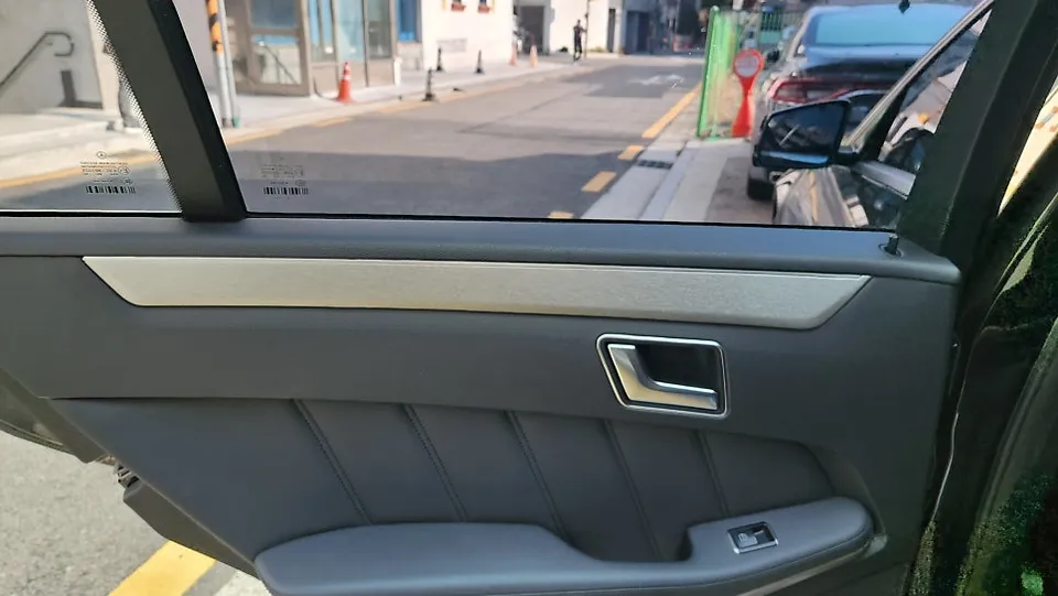 メルセデス・ベンツ Eクラス W212 カーラッピング事例|費用目安・仕上がり 施工写真 2-3