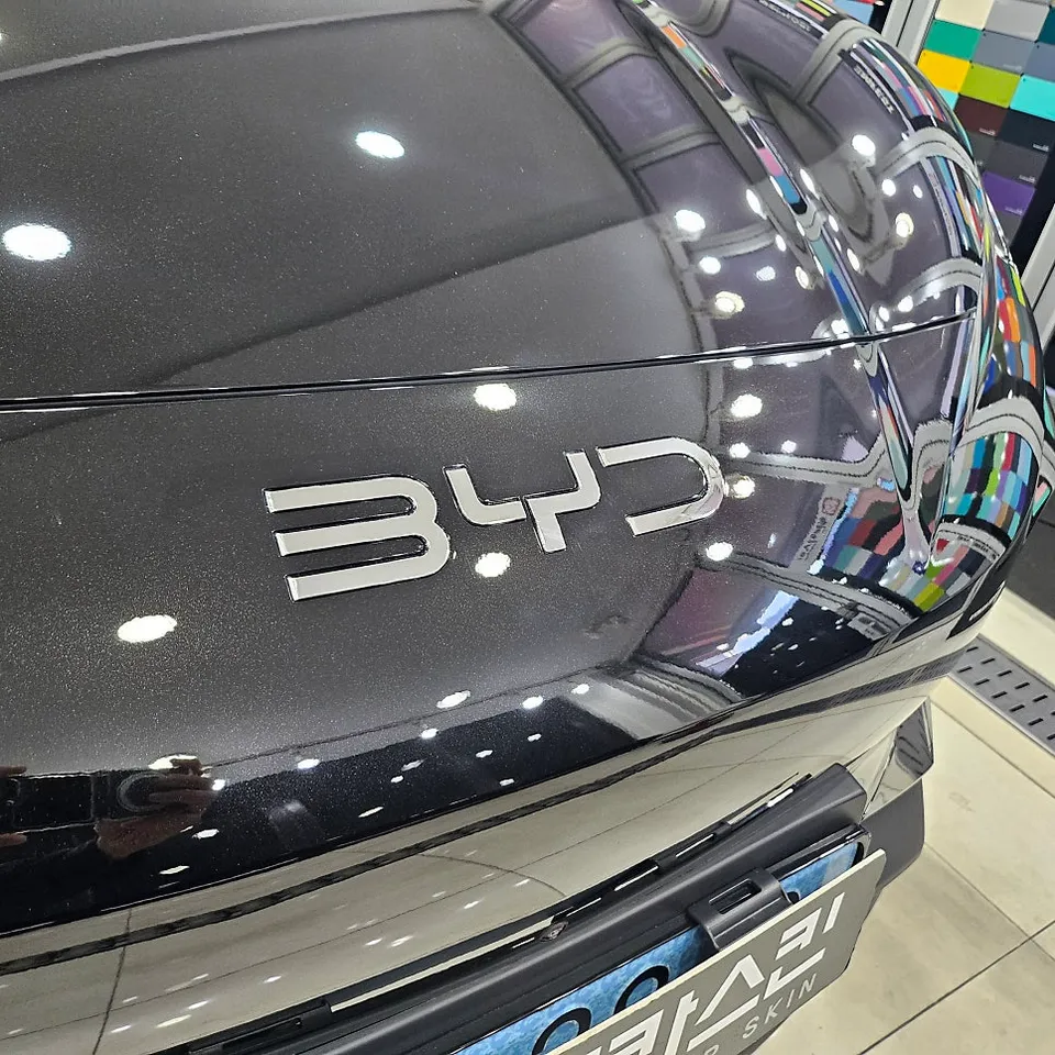 BYD Sealion 7のエンブレムラッピング事例｜費用目安・仕上がり 施工写真 2-3