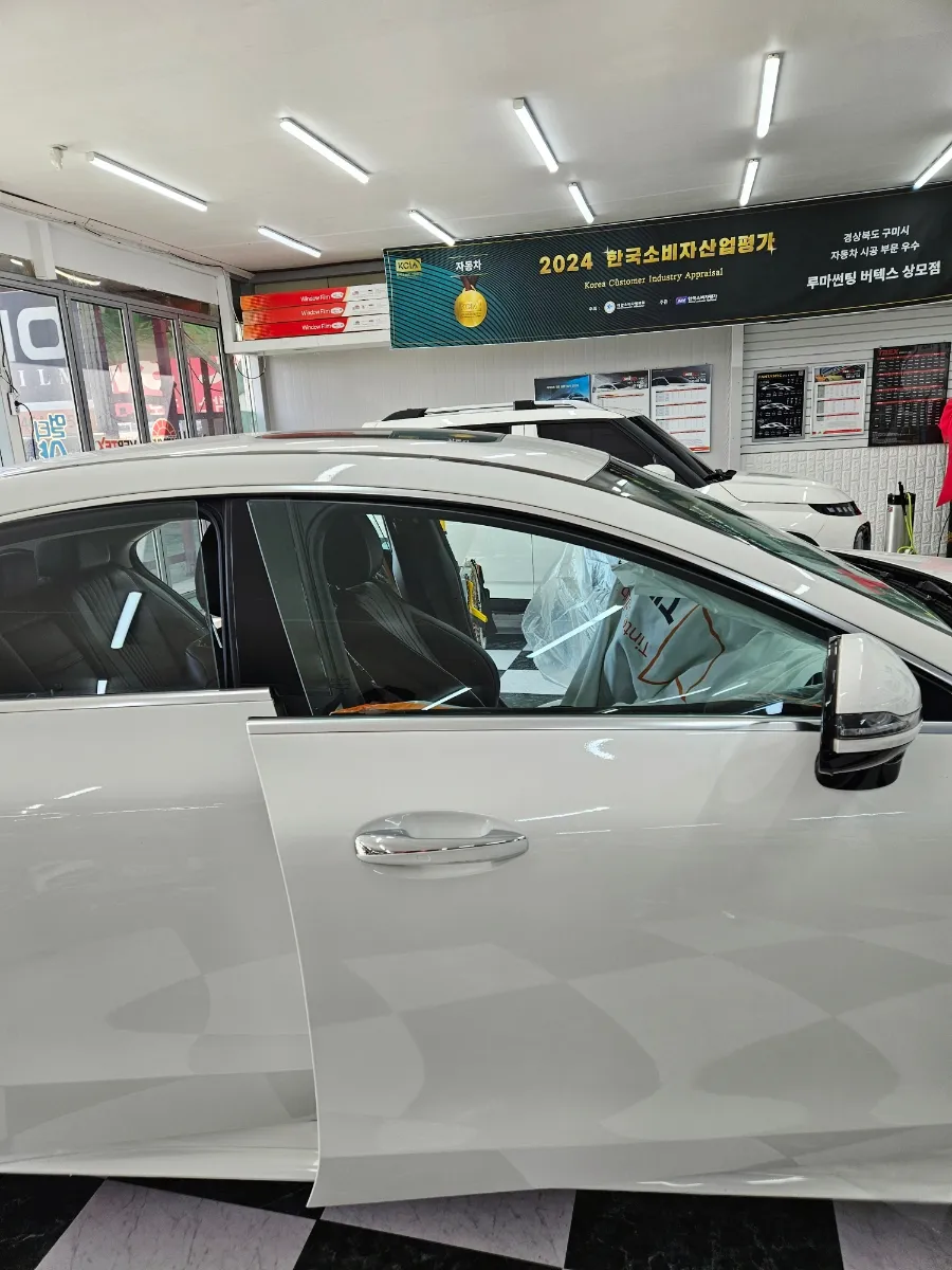 Mercedes-Benz CLSのカーフィルム施工事例 施工写真 4