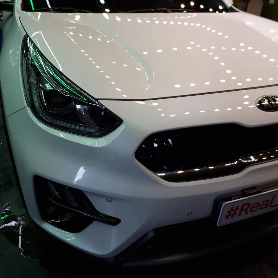 Kia Niroのガラスコーティング事例|費用目安と仕上がり 施工写真 1-2