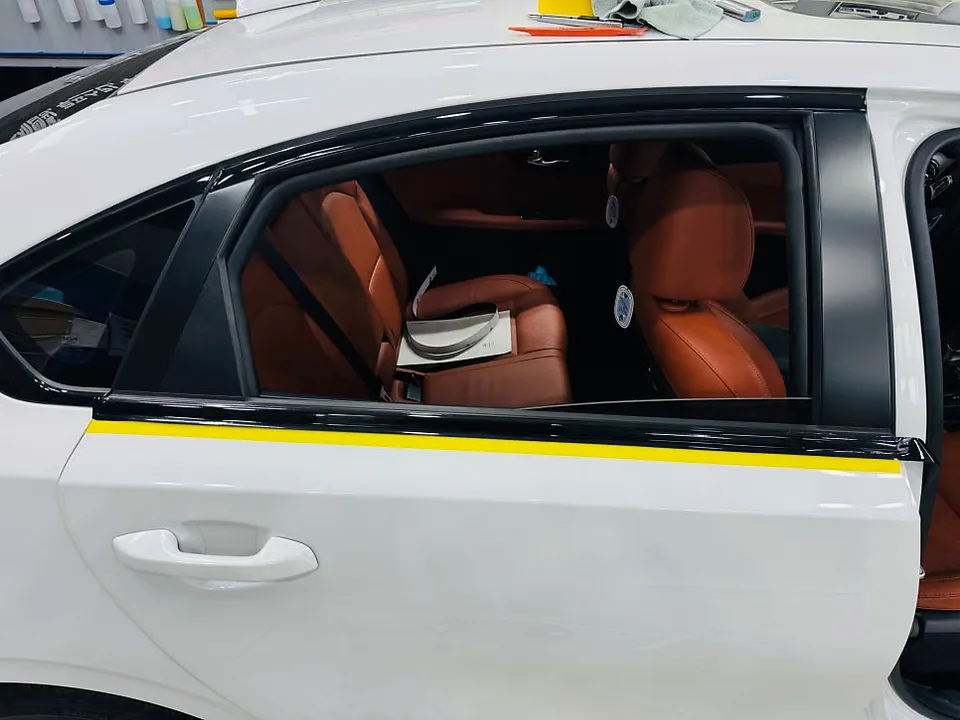 Kia K3のカーラッピング事例|クロームメッキをブラック化 施工写真 3-2