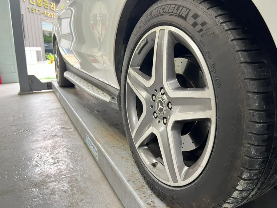 Mercedes-Benz GLE350d wheel repair - Mercedes-Benz GLE350d Wheel Repair: Matte Black Finish photo 4