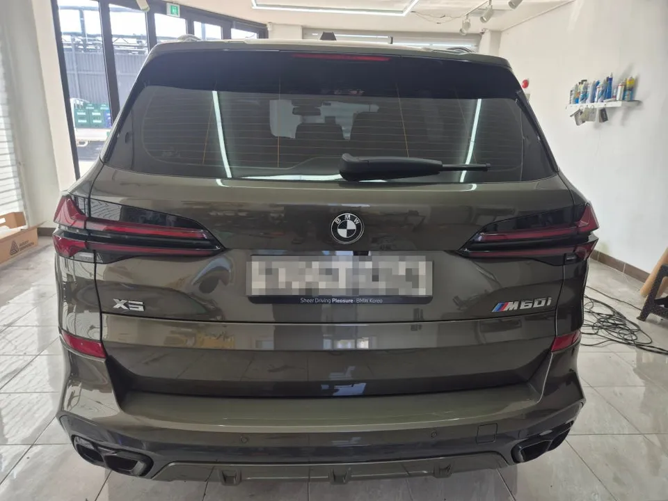 BMW X5のカーラッピング事例|ラズベリーブルーへの変身 施工写真 2-1