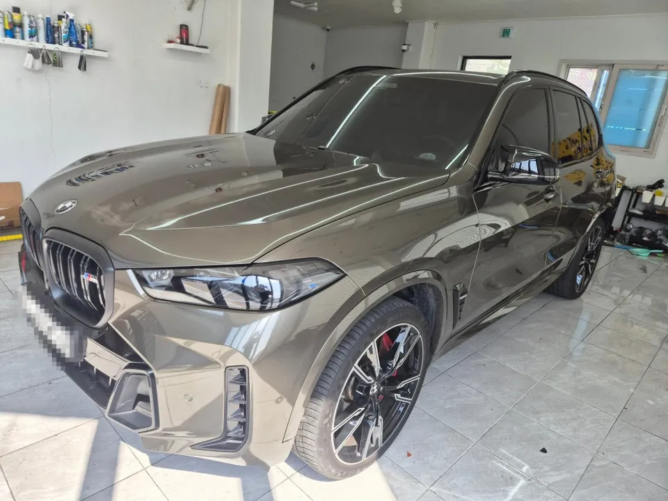BMW X5のカーラッピング事例|ラズベリーブルーへの変身 施工写真 3-1