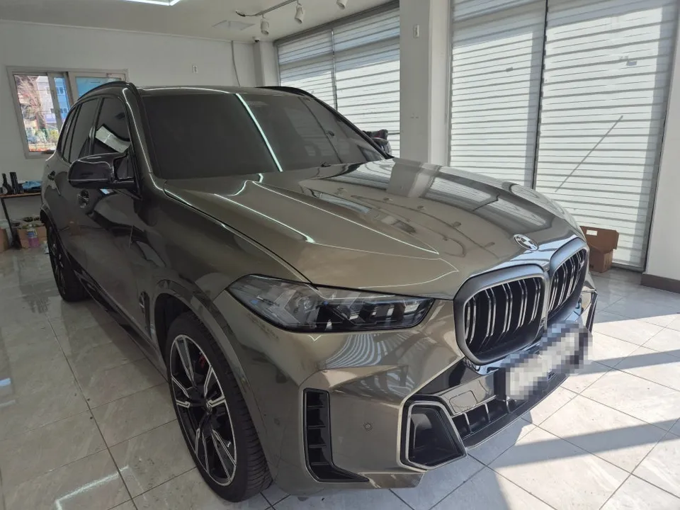 BMW X5のカーラッピング事例|ラズベリーブルーへの変身 施工写真 1-2