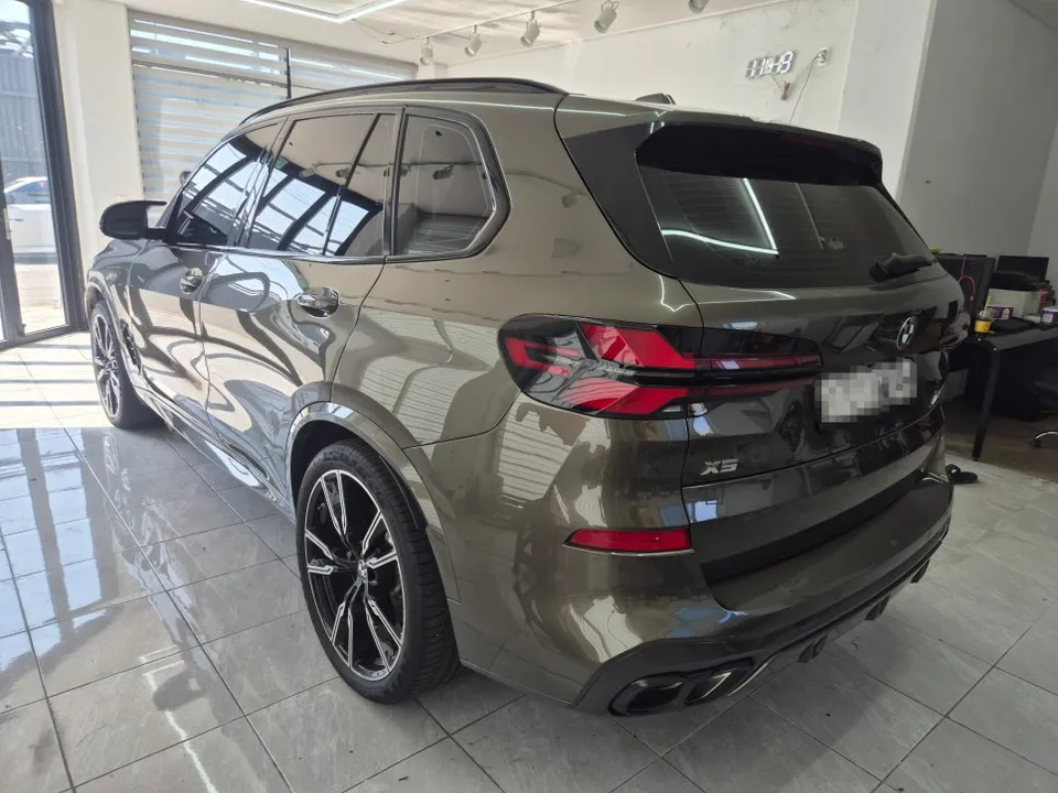 BMW X5のカーラッピング事例|ラズベリーブルーへの変身 施工写真 2-2