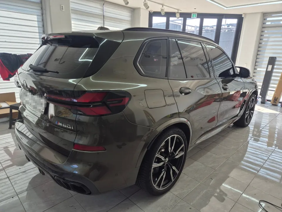 BMW X5のカーラッピング事例|ラズベリーブルーへの変身 施工写真 3-2