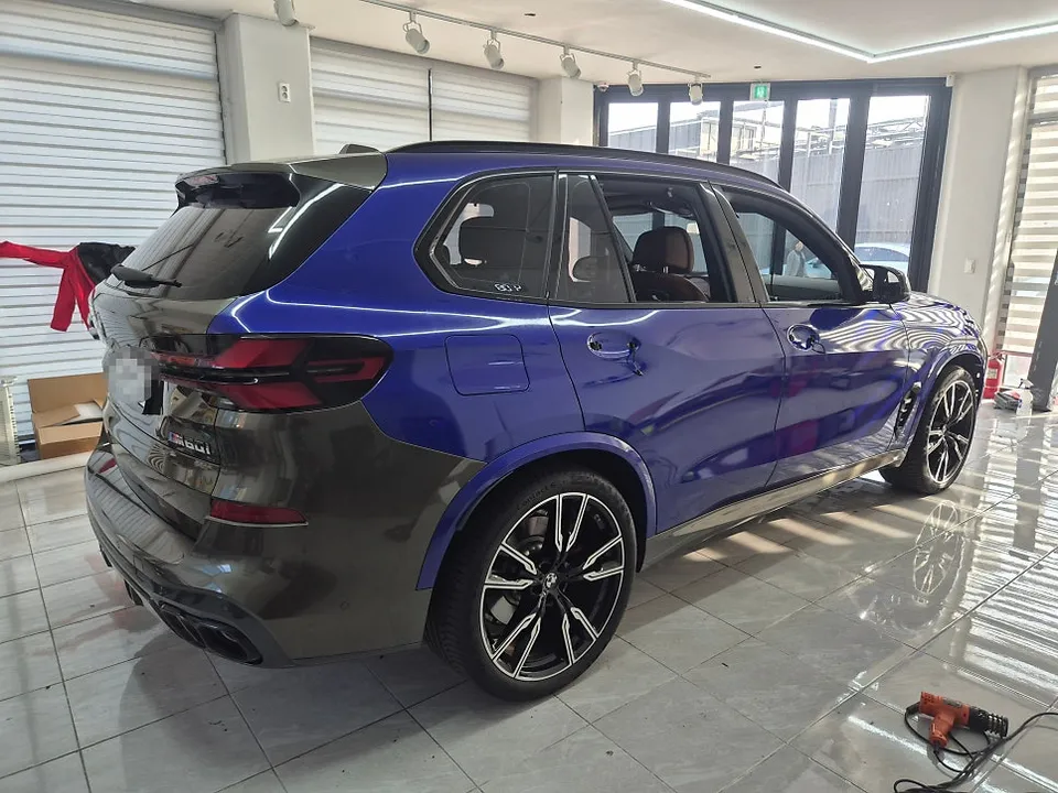 BMW X5のカーラッピング事例|ラズベリーブルーへの変身 施工写真 2-3