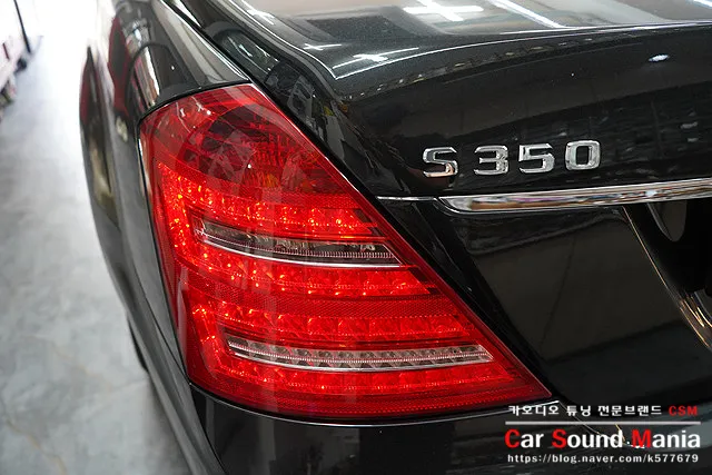 Mercedes-Benz S-Classのドライブレコーダー取付事例 施工写真 2