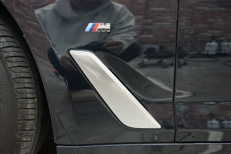 BMW 5 Series G30のカーラッピング事例|費用目安・仕上がり 施工写真 3-2