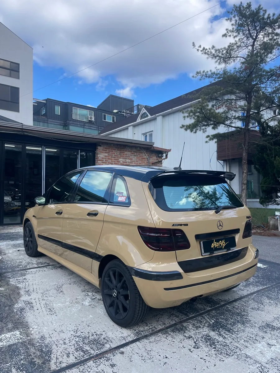 Mercedes-Benz B-Classのカーラッピング事例|費用目安・仕上がり 施工写真 2-3