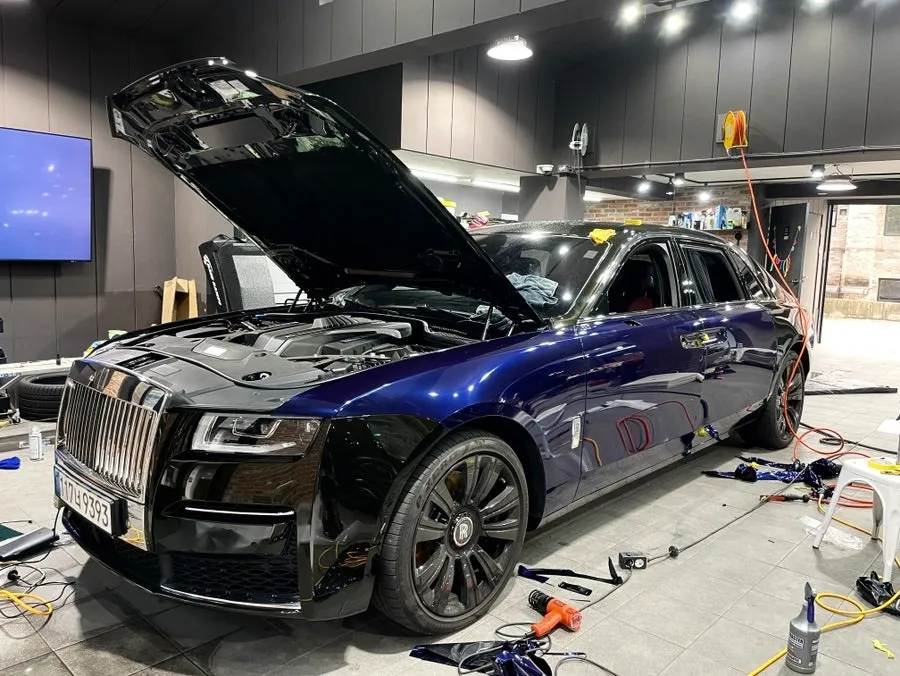 Rolls-Royce Ghostのカーラッピング事例|高級感あるダークネイビー 施工写真 1-2