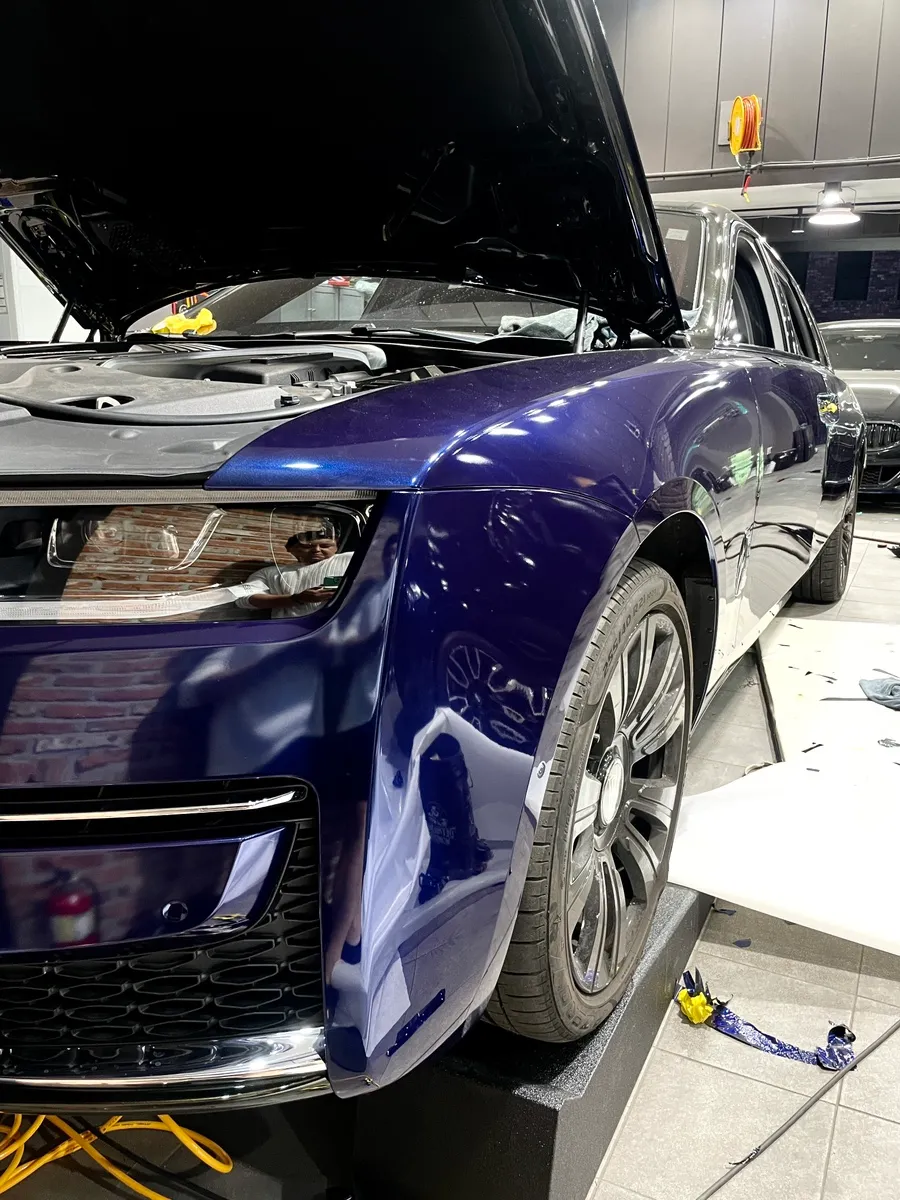 Rolls-Royce Ghostのカーラッピング事例|高級感あるダークネイビー 施工写真 2-2