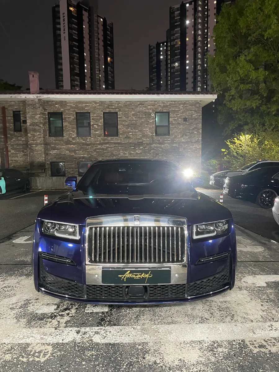 Rolls-Royce Ghostのカーラッピング事例|高級感あるダークネイビー 施工写真 3-2