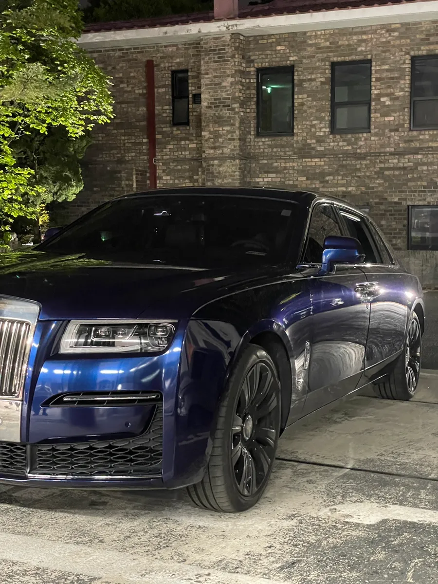 Rolls-Royce Ghostのカーラッピング事例|高級感あるダークネイビー 施工写真 2-3