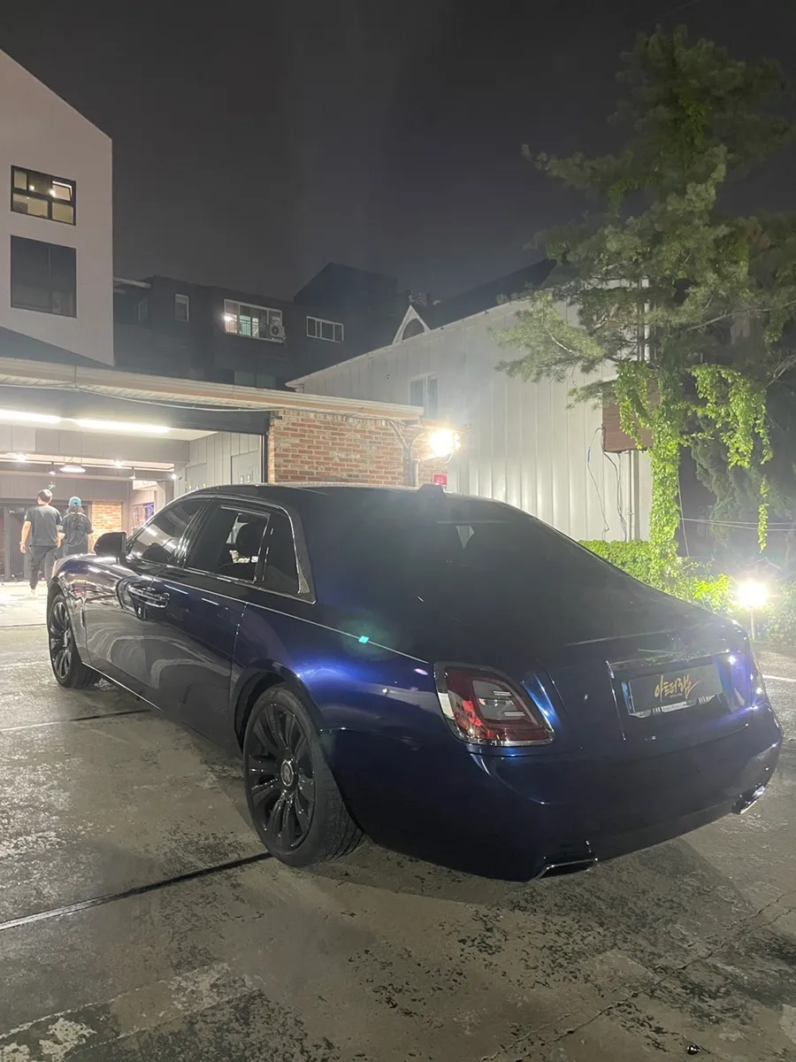Rolls-Royce Ghostのカーラッピング事例|高級感あるダークネイビー 施工写真 3-3