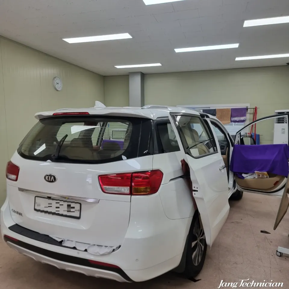 Kia Carnivalのカーフィルム施工事例|費用目安・仕上がり 施工写真 2-1