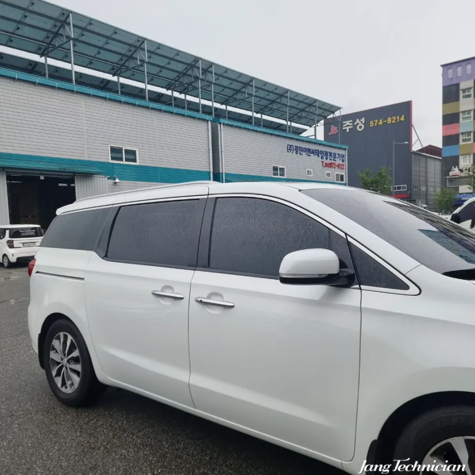 Kia Carnivalのカーフィルム施工事例|費用目安・仕上がり 施工写真 1-3