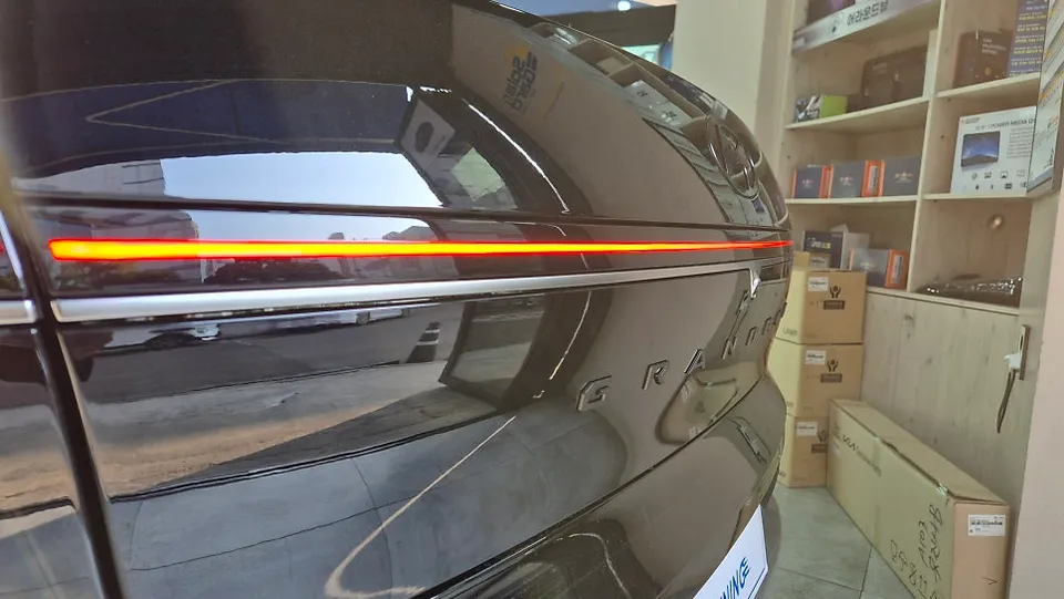 Hyundai Grandeur GN7のカーラッピング事例 施工写真 1-2