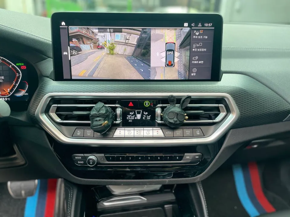 BMW X4のカーラッピング事例｜リアルカーボン調の室内カスタム 施工写真 3-1