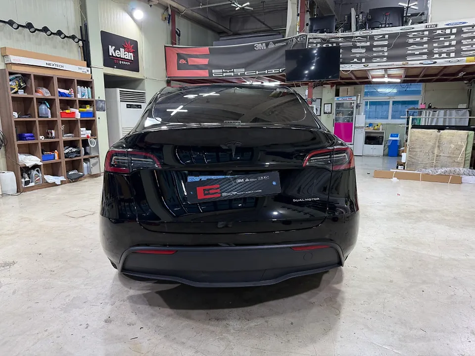 Tesla Model Yのカーラッピング事例｜費用目安・仕上がり 施工写真 3-1