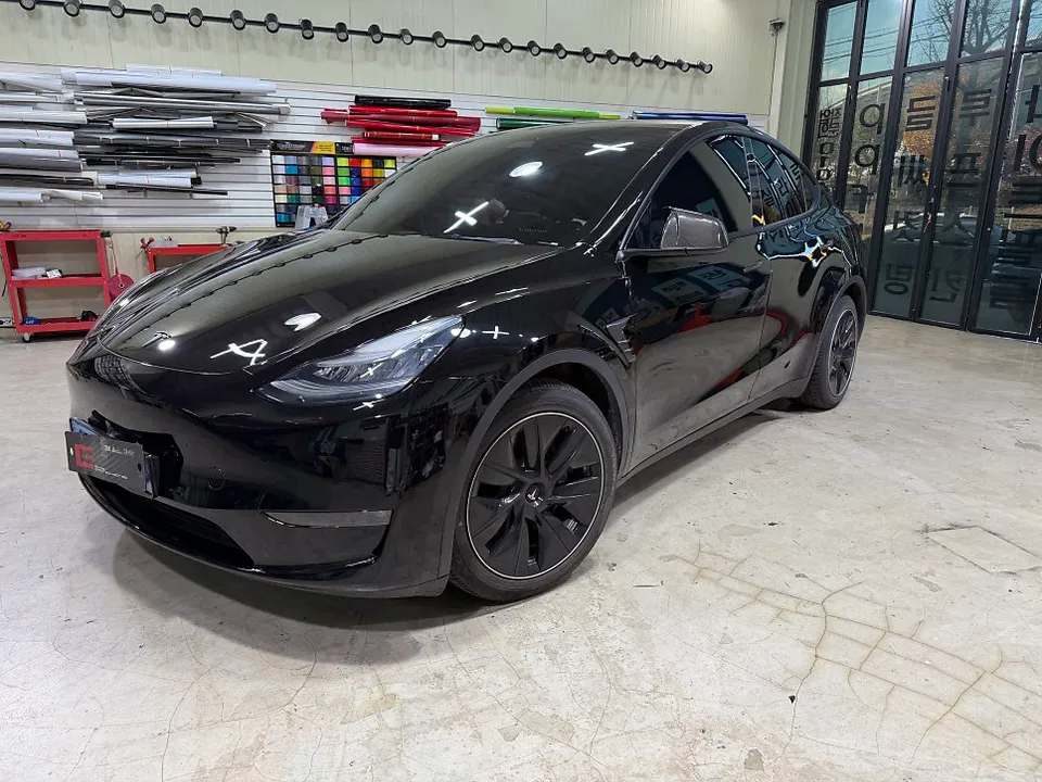 Tesla Model Yのカーラッピング事例｜費用目安・仕上がり 施工写真 1-2