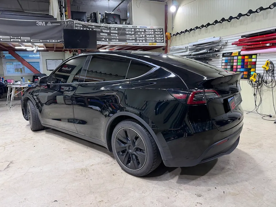 Tesla Model Yのカーラッピング事例｜費用目安・仕上がり 施工写真 3-2