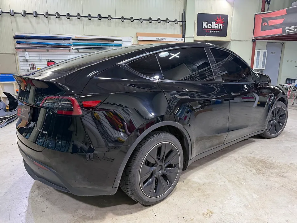 Tesla Model Yのカーラッピング事例｜費用目安・仕上がり 施工写真 1-3