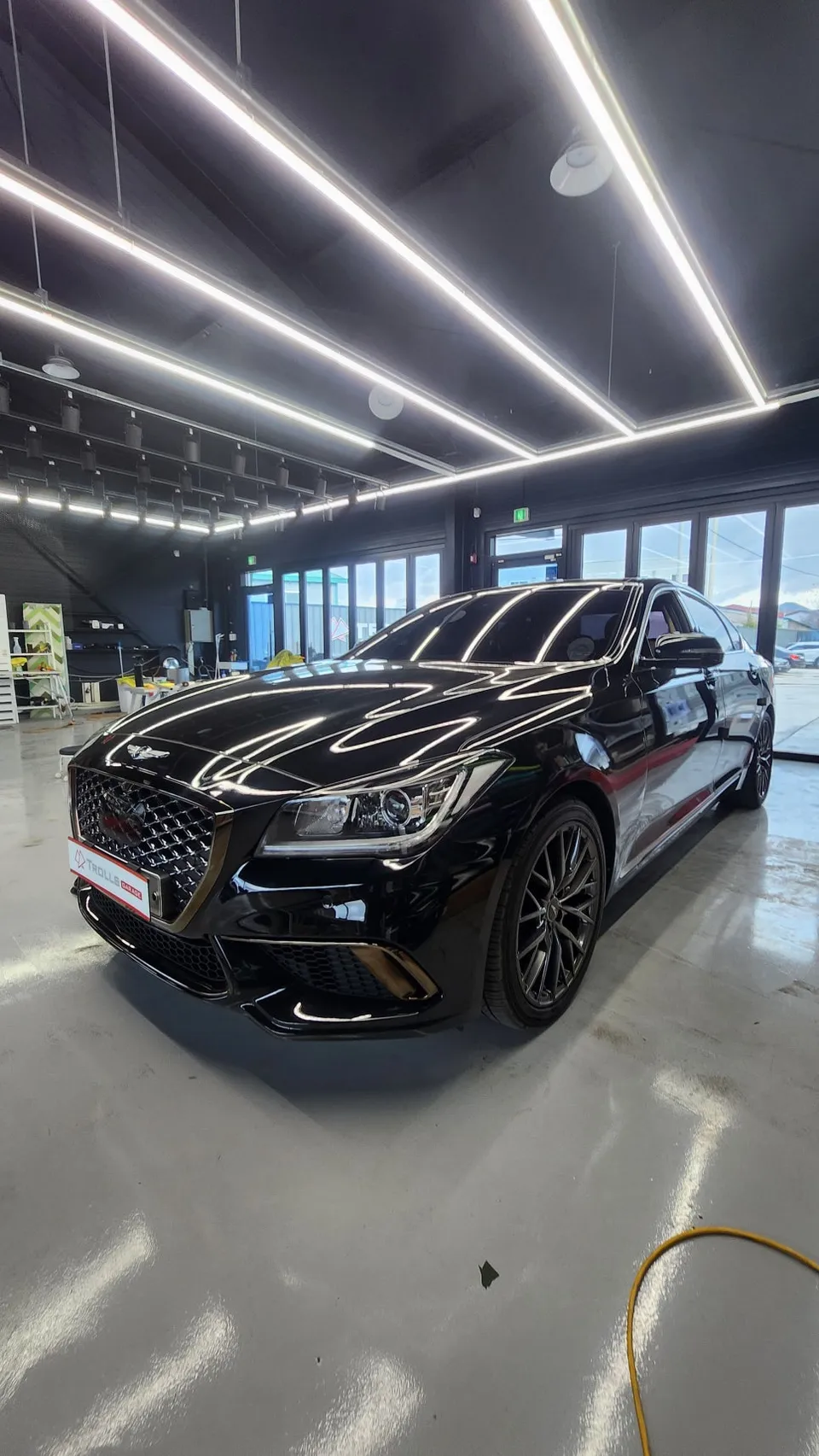 Genesis G80のカーラッピング事例|カメレオンフィルムの費用と仕上がり 施工写真 2-1