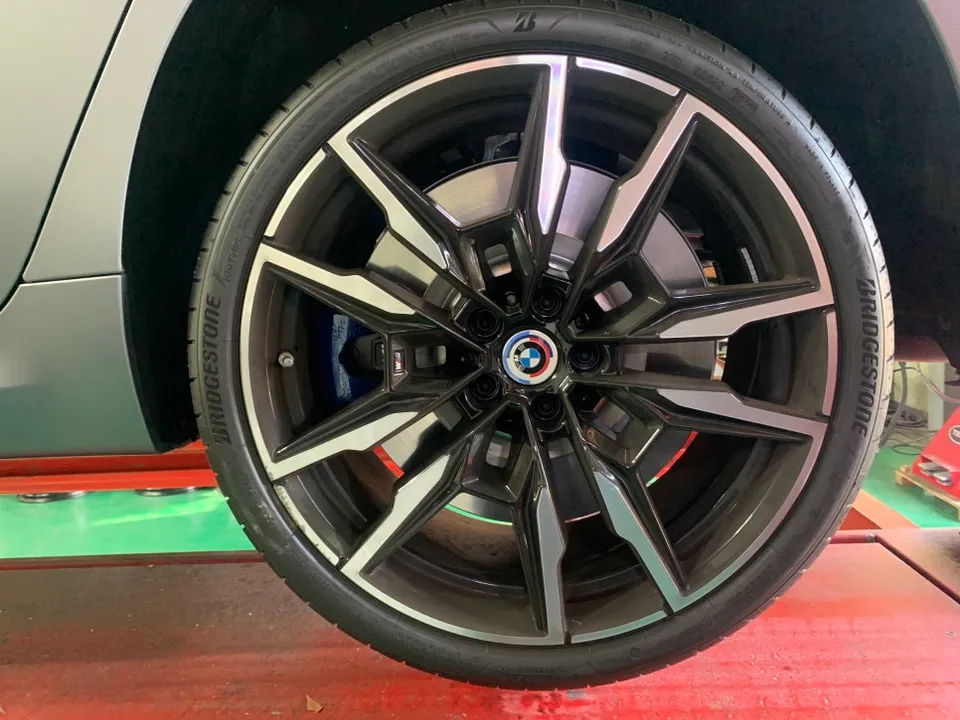 BMWのホイールリペア・塗装事例 施工写真 1-2