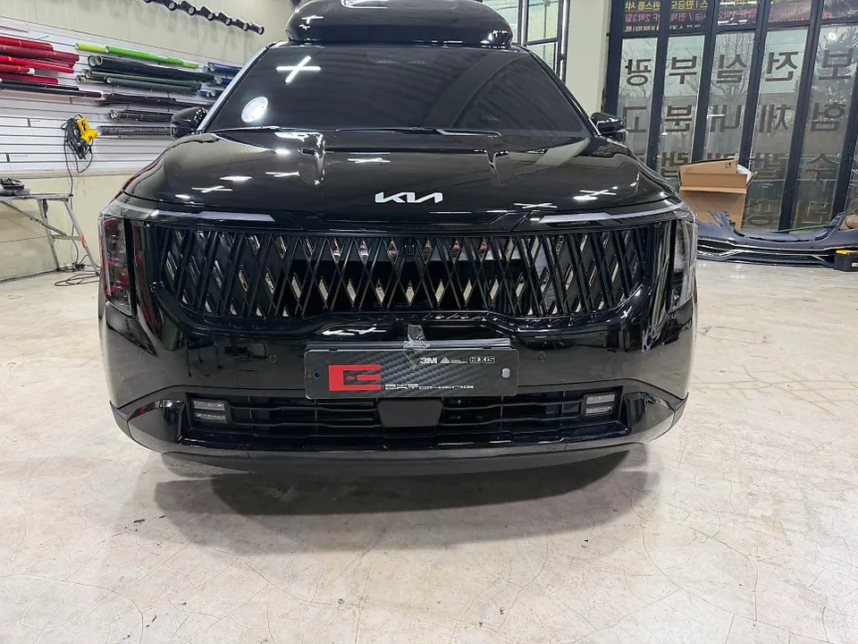 Kia Carnival vinyl wrap - Kia Carnival Vinyl Wrap Review - Chrome Delete for All-Black Look photo 3